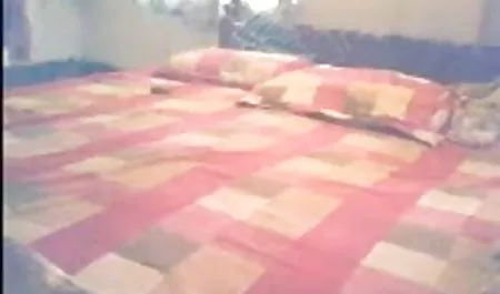 पार्टी में युवा सेक्सी हिंदी फीचर फिल्म कुतिया ने अपने दोस्त पर क्रीम डाली और सब कुछ चाट लिया