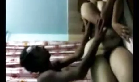 स्ट्रिपर दर्शकों से लड़कियों को अपने मुंह हिंदी सेक्सी फिल्म दिखाएं में डिक देने के लिए मंच पर बुलाता है