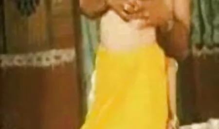 आसा अकीरा एक कार्यकर्ता को पीछे के कमरे में मारती है, भाग सेक्सी में हिंदी पिक्चर फिल्म 2