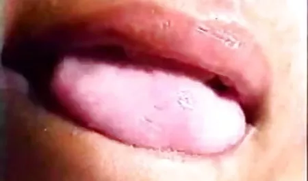 सुंदर वेट्रेस ने एक गंजे क्लाइंट को डस सेक्स पिक्चर वीडियो के साथ लिया और एक बार में उसे चोद डाला