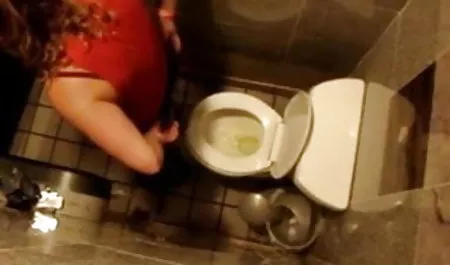 उसने अपने पैरों को फैलाया, पंखुड़ियों के बीच अपनी सेक्स हिंदी पिक्चर उंगलियां डालीं और भगशेफ को खींच लिया