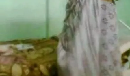 जेरार्ड को दोस्त सेक्स पिक्चर फिल्म वीडियो की गेंदों के साथ खेलना बहुत पसंद है