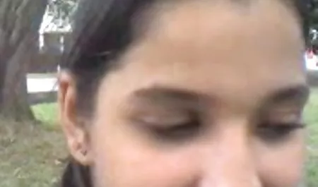 प्यारी पेशाब करने के लिए ट्रैक के पास सेक्सी मूवी पिक्चर हिंदी में झाड़ियों में चला गया