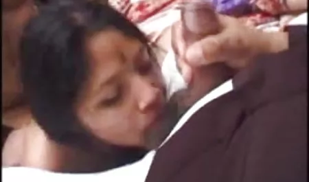 मेरी पत्नी एक हिंदी सेक्सी पिक्चर मूवी डिल्डो के साथ गड़बड़ हो जाती है