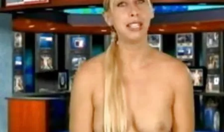 गंजा दोस्त एक कुतिया के सामने घुटने टेकता है और उसकी चूत सेक्स सेक्स पिक्चर को चाटता है