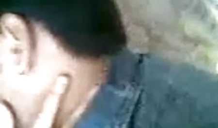 यार हिंदी सेक्सी मूवी पिक्चर फिल्म ने एक फूहड़ पेटी को उसके फूहड़ पर धकेल दिया और अपने डिक पर रख दिया