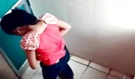 सुंदर श्यामला बस स्टॉप पर उसे बिल्ली लाती है हिंदी में सेक्सी फिल्म दिखाएं