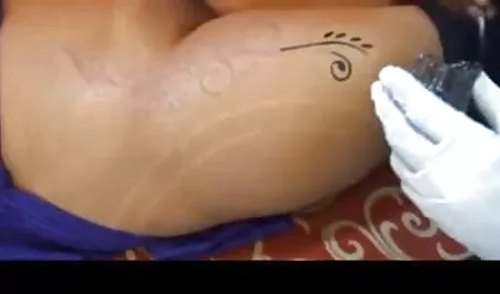 कास्टिंग में पहली हिंदी फीचर फिल्म सेक्सी बार परिपक्व महिला