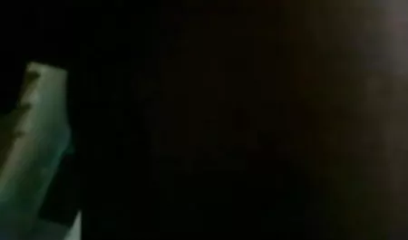 सुंदर, काले जोड़े सोफे पर सेक्सी वीडियो हिंदी मूवी गड़बड़ हो जाता है