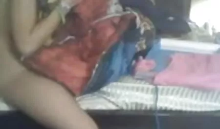 मोहक लतीना पुरुष के हिंदी में सेक्सी पिक्चर मूवी सामने अपनी गांड घुमाती है