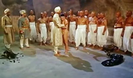 उसके पति ने सेक्सी हिन्दी पिक्चर फिल्म उसे छोड़ दिया, लेकिन उसकी महिला की ज़रूरतें बनी रहीं, उसने कर्मचारी को अपनी चीजें पैक करने के लिए आमंत्रित किया और उसी समय कुछ और किया