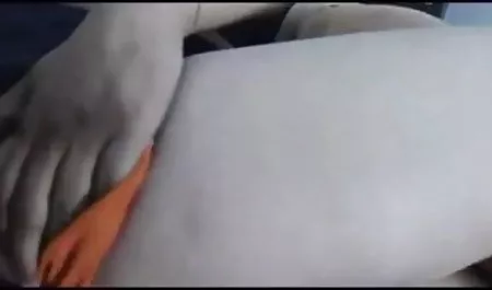 जब सेक्सी वीडियो पिक्चर बताओ तक लड़की उसे बहकाती है, तब तक दोस्त पढ़ता है