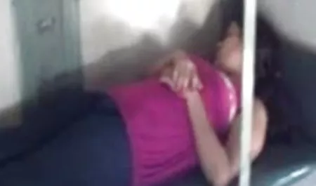 जवान लड़की उसकी चूत के साथ हिंदी फिल्म दिखाएं सेक्स खेलती है