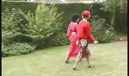 प्रिटी यसेंनिया कैमरे सेक्सी हिंदी फीचर फिल्म के सामने मोहक लगती है