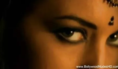 दो सेक्सी पिक्चर फिल्म हिंदी ब्रूनेट एक-दूसरे के साथ जीभ से बलात्कार करते हैं