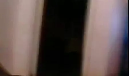 कुतिया ब्लू पिक्चर ब्लू फिल्म हिंदी ने उसके निपल्स को टैप किया और उसकी चूत को सहलाया