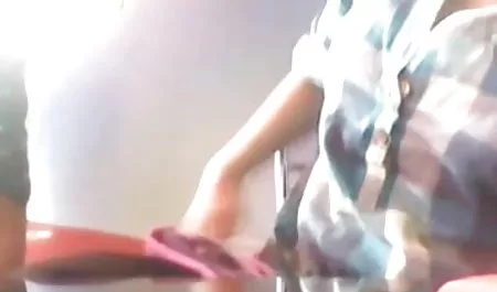 अपनी पत्नी को रसोई में ले जाता है, उसकी गांड सेक्सी मूवी पिक्चर हिंदी को उघाड़ता है