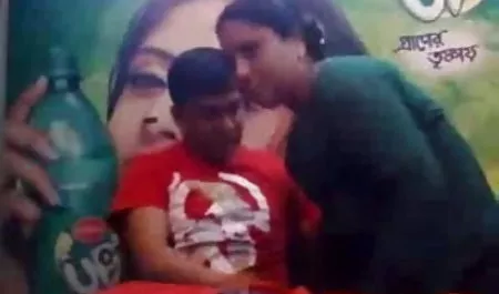 युवा चियरलीडर उसकी मूर्ति द्वारा गड़बड़ हो जाता हिंदी फिल्म दिखाएं सेक्स है