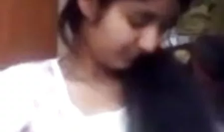 डिप्रेस्ड श्यामला गैरेज में सेक्सी पिक्चर वीडियो में दिखाओ बाइकर डिक बेकार करती है