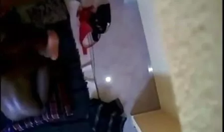 यार फिल्म सेक्सी हिंदी पिक्चर बेकार है एक युवा एशियाई स्तन के बीच