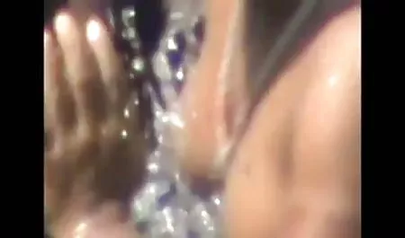 सेक्सी युगल एक बेंच पर लेट गया और गर्म बकवास करना शुरू कर हिंदी में सेक्सी पिक्चर मूवी दिया