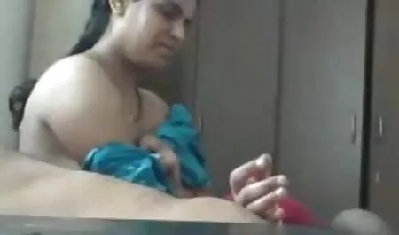 बाल्ड मालिश करने वाला डिक पिक्चर वीडियो में सेक्सी को क्लाइंट को चूसता है