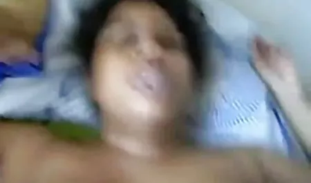 श्यामला एक कामुक कुतिया की तरह नहीं दिखती है, जो किसी भी ब्लू पिक्चर ब्लू पिक्चर हिंदी में आदमी के नीचे झूठ बोलना चाहती है, इसलिए वह पेशेवर और कुशलता से अपने तत्काल कर्तव्यों का पालन करती है