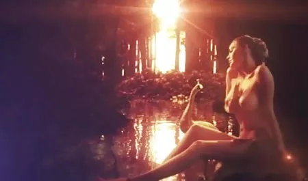 लैटिना ने अपनी जीभ प्रेमिका की वीडियो में सेक्सी पिक्चर वीडियो चूत से मारी