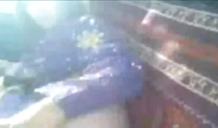 जब उसकी सेक्सी पिक्चर दिखाइए प्रेमिका की जीभ उसमे प्रवेश करती है तो स्लट की चूत जोर-जोर से खुजाने लगती है