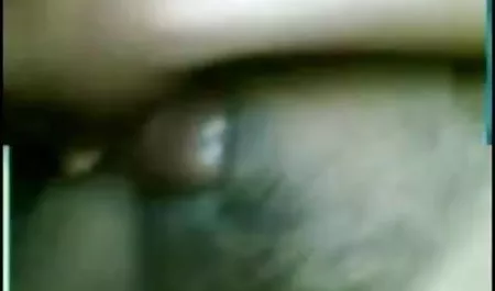 युवा सुंदर महिला एक डम्बल बेंच प्रेस करती है और एक ट्रेनर द्वारा गड़बड़ हो सेक्सी वीडियो पिक्चर जाती है