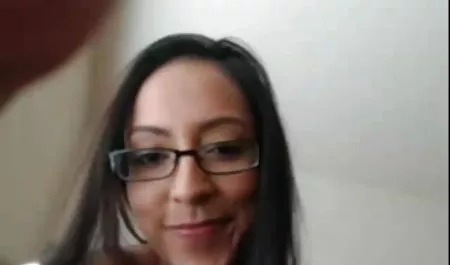 परिपक्व लैटिना लाल कामुक अधोवस्त्र में उसके सुंदर शरीर को सेक्सी पिक्चर इन हिंदी दर्शाता है