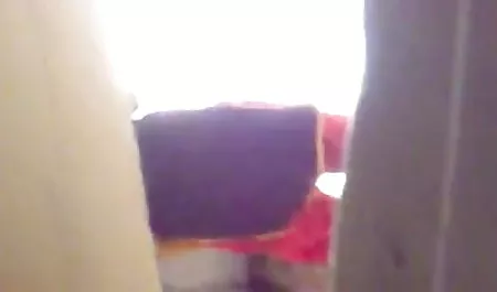 खूबसूरत एशियाई लड़की उसकी छोटी बिल्ली को सेक्सी हिंदी पिक्चर फिल्म वीडियो सहलाती है