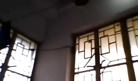 यार ने अपने मोटे लंड पर एक सुंदरता लगाई और उसे मुश्किल से सेक्सी फिल्म हिंदी बीएफ चोदा