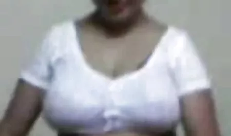 श्यामला की चूत सेक्सी में हिंदी पिक्चर फिल्म इतनी खूबसूरत है, जैसे उसके हाथों में फूल