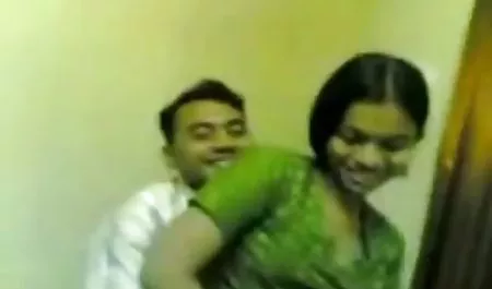 युवा श्यामला बॉलीवुड सेक्सी पिक्चर फिर से योनि और क्लिट को हस्तमैथुन करता है