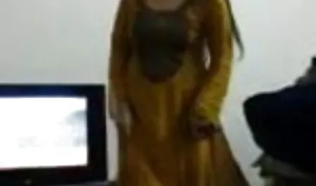 एक दोस्त एक पोर्न मैगज़ीन देख रहा है, लेकिन तभी एक हिंदी सेक्सी फिल्म पिक्चर नौजवान आया और हमारे हीरो ने उसके मुंह में नली डालनी चाही