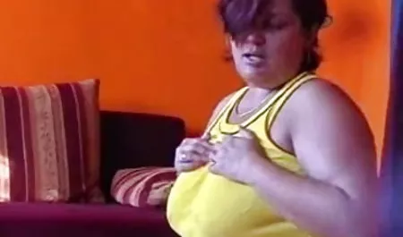 परिपक्व श्यामला के चेहरे पर हिंदी पिक्चर में सेक्सी कमशॉट