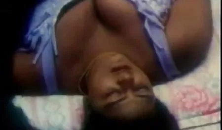 इस विशाल बेडरूम में, देखने के लिए कुछ है, विशेष रूप से उस खूबसूरत लड़की पर जिसने कैमरे वीडियो में सेक्सी पिक्चर वीडियो के सामने पूरी तरह नग्न होने का फैसला किया। लड़की कपड़े उतारती है, स्ट्रिपटीज़ दिखाती है