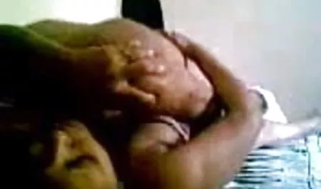 युवा जापानी महिलाएं एक गद्दे पर पूल के पास इंग्लिश सेक्सी पिक्चर दिखाओ दुलार करती हैं