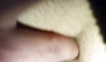 एक युवा कुतिया ने अपना चेहरा तकिये से ढक लिया और अपने सेक्सी पिक्चर वीडियो में दिखाओ पैर फैला दिए