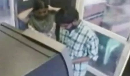 वैसे, हिंदी मूवी पिक्चर सेक्सी लड़की स्क्वरट की बहुत बड़ी उस्ताद है और जब वह उत्तेजित होती है, तो वह चालबाजी शुरू कर देती है। विशेष रूप से जब बैरल गहरा और लंबे समय तक एक तंग गधे में जाता है