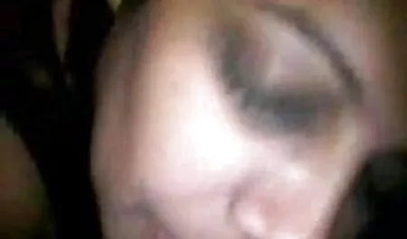 युवा वेश्या लंबे समय हिंदी में सेक्सी फिल्म दिखाएं से एक वयस्क, शादीशुदा आदमी के साथ यौन संबंध बनाने का सपना देख रही थी, उसने कल्पना की कि वह उसे एक कोमल चूत में कैसे डालेगा। आदमी को पीने के बाद, वह उसे बेडरूम में खींच ले गया और उसके सामने अपने पतले पैर फैला दिए