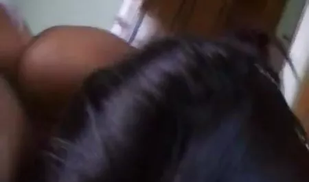 जबकि वह एक डिक बेकार है, आदमी को इस गर्म छोटी सी चीज के सभी स्थानों को पंजा करने में हिंदी पिक्चर फिल्म सेक्सी में खुशी होती है