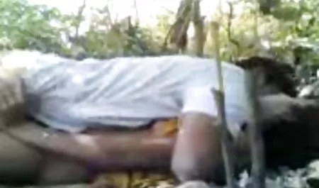 युवा अमेरिकी सेक्सी सेक्सी पिक्चर हिंदी में स्ट्रिप्स और एक blowjob देता है