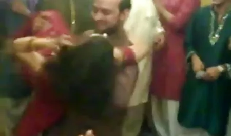 एक युवा कुतिया अपने प्रेमी के सामने कैमरे पर सेक्सी वीडियो पिक्चर पोज़ देती है