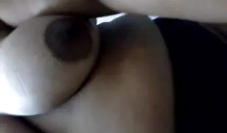 कुतिया परपेट पर बैठने और अपनी चूत दिखाने के लिए कार से बाहर सेक्सी फिल्म पिक्चर वीडियो में निकली