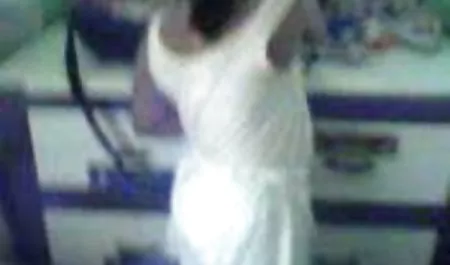 एक गर्म शरीर वाली सेक्सी लड़की अपनी चूत में एक मोटा लंड लेती सेक्स हिंदी पिक्चर है