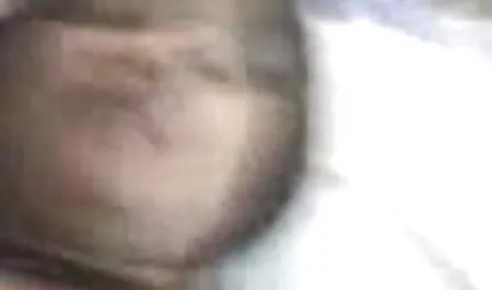 आधी नग्न अवस्था में एक अकेली महिला को दहलीज पर कूरियर डिलीवरी सेवा से एक काली मिर्च मिलती है, और किसी भी समारोह के बिना, एक दोस्त को उसके बिस्तर पर खींचकर, झटके से खुद को एक अतृप्त गले और मसालेदार बिल्ली को देता है पिक्चर वीडियो में सेक्सी