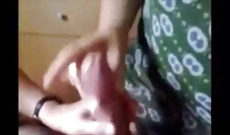 कुतिया झील पर पड़ी थी और सेक्सी हिंदी पिक्चर फिल्म वीडियो कार में चूत को सहला रही थी