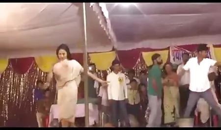 कुतिया को चोदना और खीरे से उसकी चूत को सेक्स की पिक्चर दिखाओ सहलाना